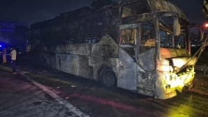 ग्रेटर नोएडा, मुंबई और हैदराबाद में बसों में भीषण आग, 9 की दर्दनाक मौत ग्रेटर नोएडा, मुंबई और हैदराबाद में बसों में भीषण आग, 9 की दर्दनाक मौत