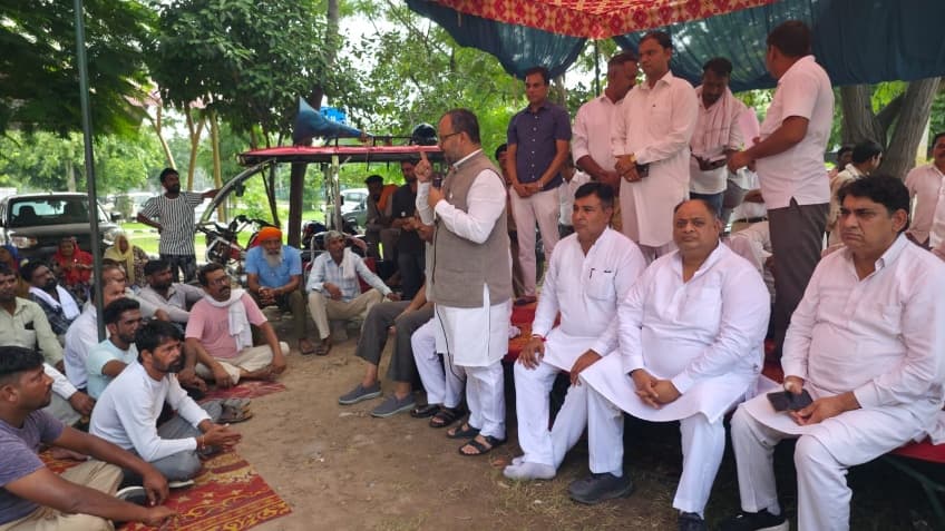 सफाई कर्मचारियों के धरने को कांग्रेस ने दिया समर्थन