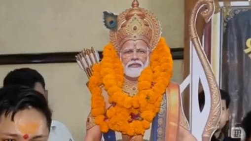 मोदी चालीसा का पाठ करना पढ़ा भारी, हुई बड़ी कार्रवाई