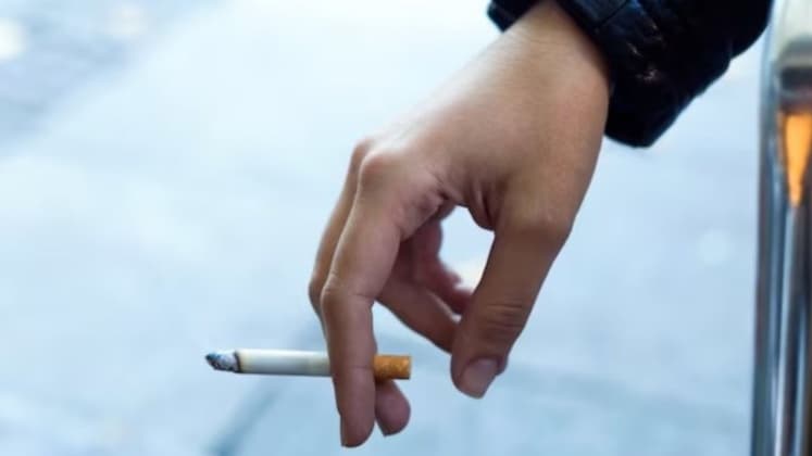 सिगरेट का सेवन करने वालों के पास ना खड़े हों, क्योंकि..?