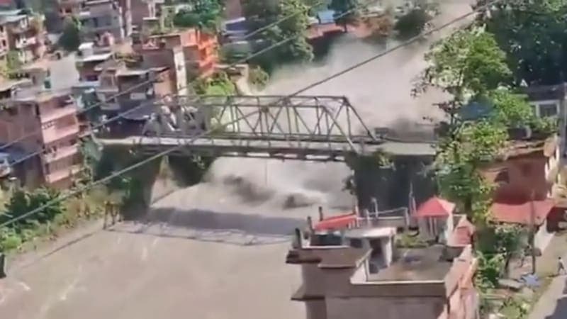नेपाल में बाढ़ से तबाही मची, कई लोगों की मौत की खबर नेपाल में बाढ़ से तबाही मची, कई लोगों की मौत की खबर