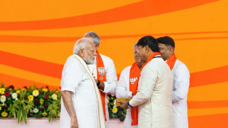 PM Modi Mumbai Visit fake PMO official पिस्टल संग हिरासत में PM Modi Mumbai Visit fake PMO official पिस्टल संग हिरासत में