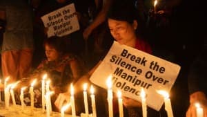 मणिपुर में फिर भड़की हिंसा! रात के अंधेरे में 15 घर आग के हवाले, जान बचाकर जंगलों में भागे ग्रामीण मणिपुर में फिर भड़की हिंसा! रात के अंधेरे में 15 घर आग के हवाले, जान बचाकर जंगलों में भागे ग्रामीण