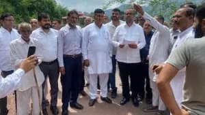 कांग्रेस सांसद वरुण चौधरी ने सुनीं जनता की समस्याएं कांग्रेस सांसद वरुण चौधरी ने सुनीं जनता की समस्याएं