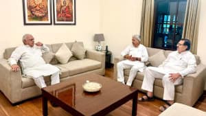 हुड्डा से मिले संजय दत्त और राव नरेंद्र सिंह, एक घंटे तक हुई चर्चा हुड्डा से मिले संजय दत्त और राव नरेंद्र सिंह, एक घंटे तक हुई चर्चा