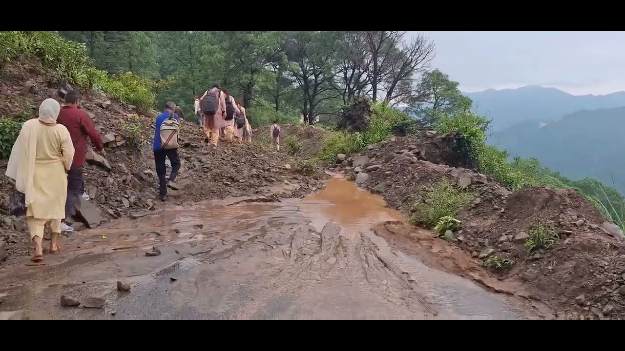 मोरनी में मूसलाधार बारिश, सभी सड़क मार्ग बंद – पैदल सफर करने को मजबूर लोग